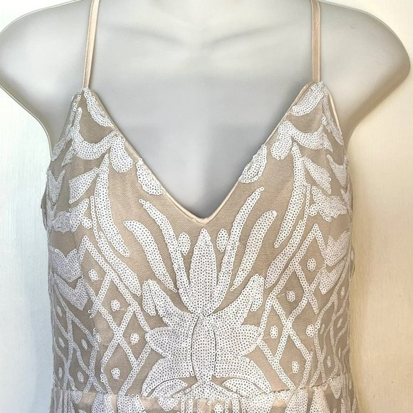 💔💔 SOLD 💔💔 NWOT LULU’S CATCH A SPARK WHITE & NUDE SEQUIN ROMPER - Picture 4 of 14